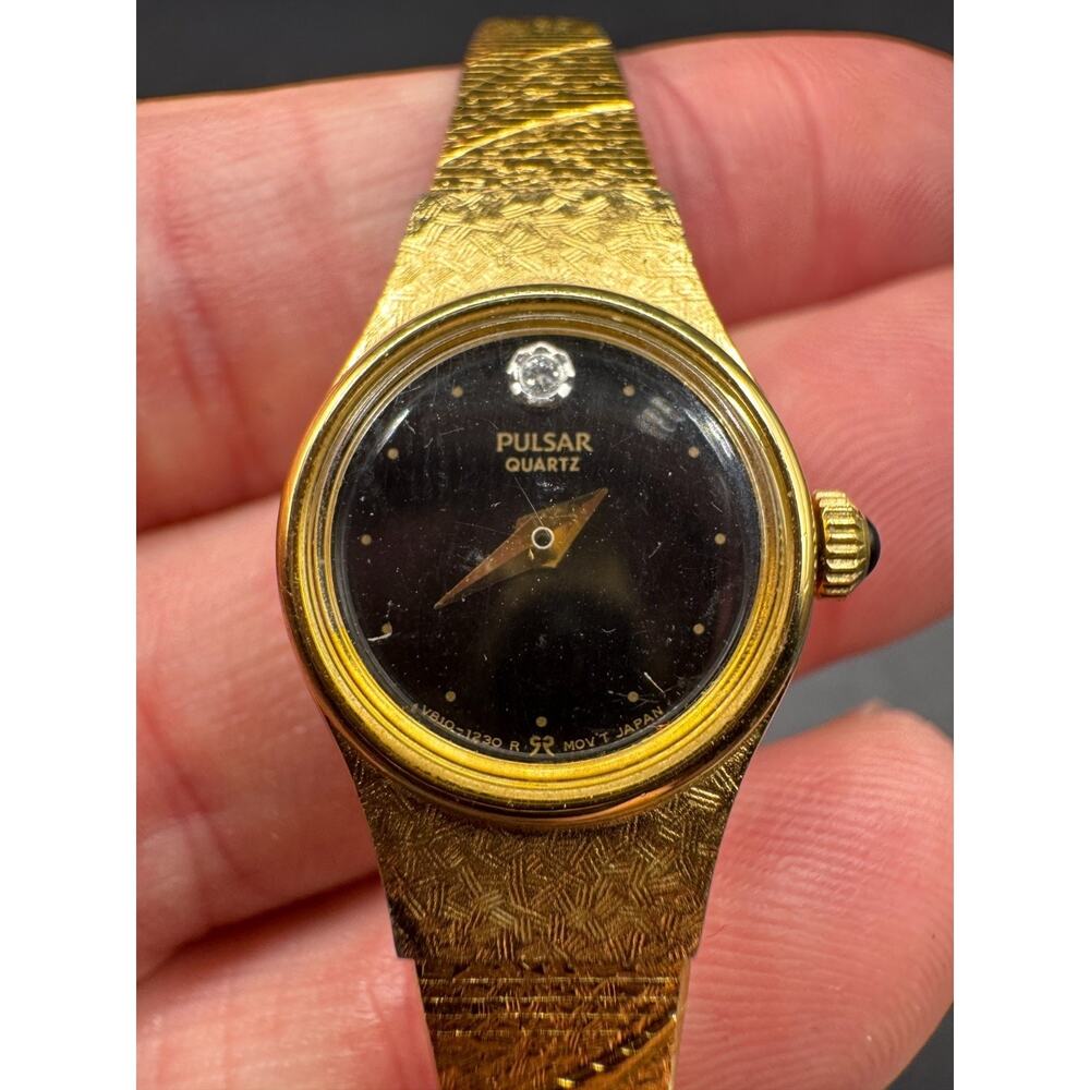 Vintage Pulsar Watch Women's Gold Tone Black Dial 17mm Round V810-X001
